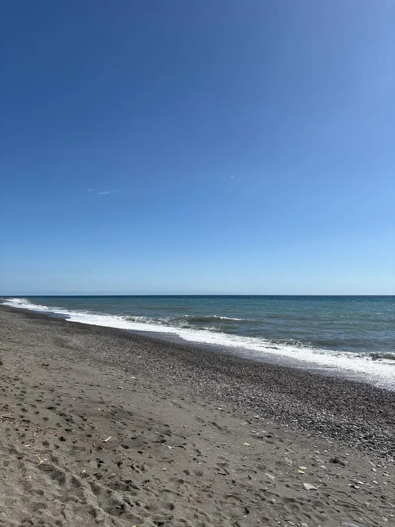 Playa de arena a pie de casa