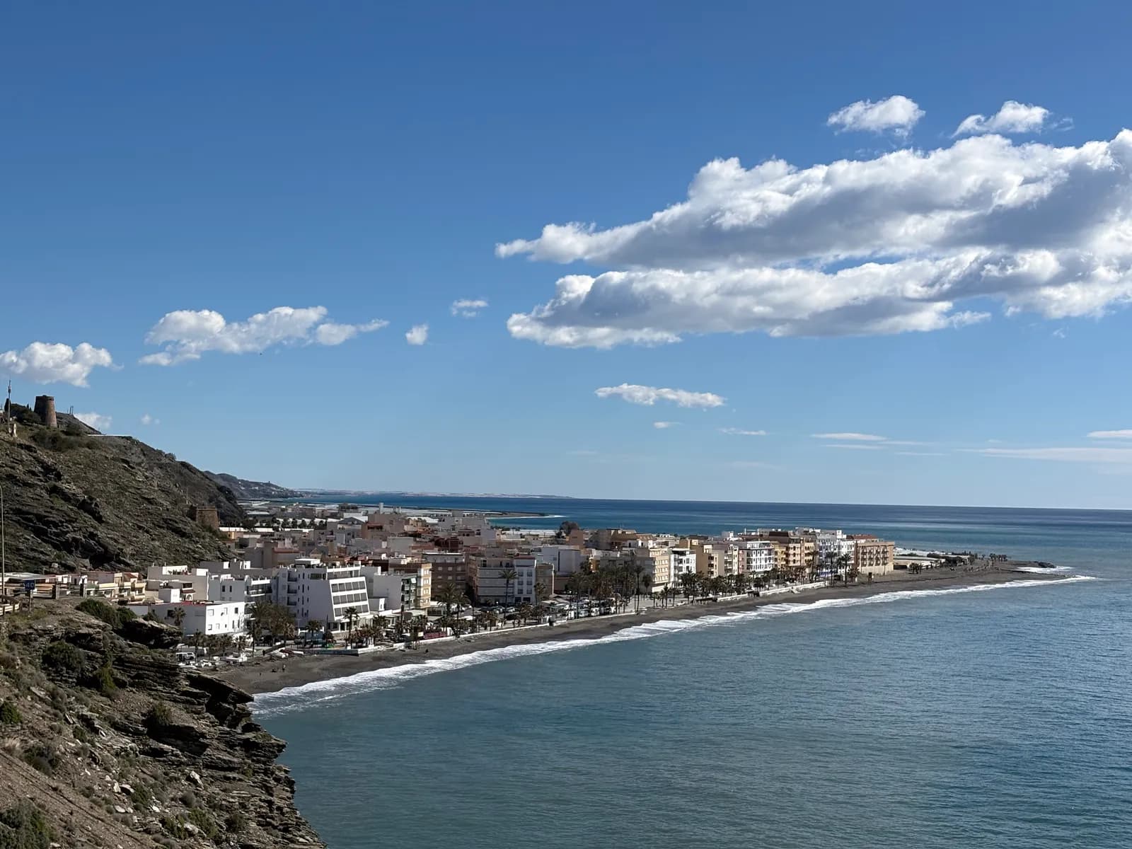 Vista de La Rábita y el mar desde el acantilado